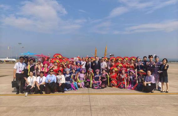 FUN乐天使官方网站师生参加第22届中国—东盟博览会重要外宾机场迎送礼宾礼遇活动
